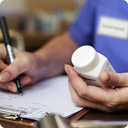  Image d'une infirmière rédigeant une ordonnance