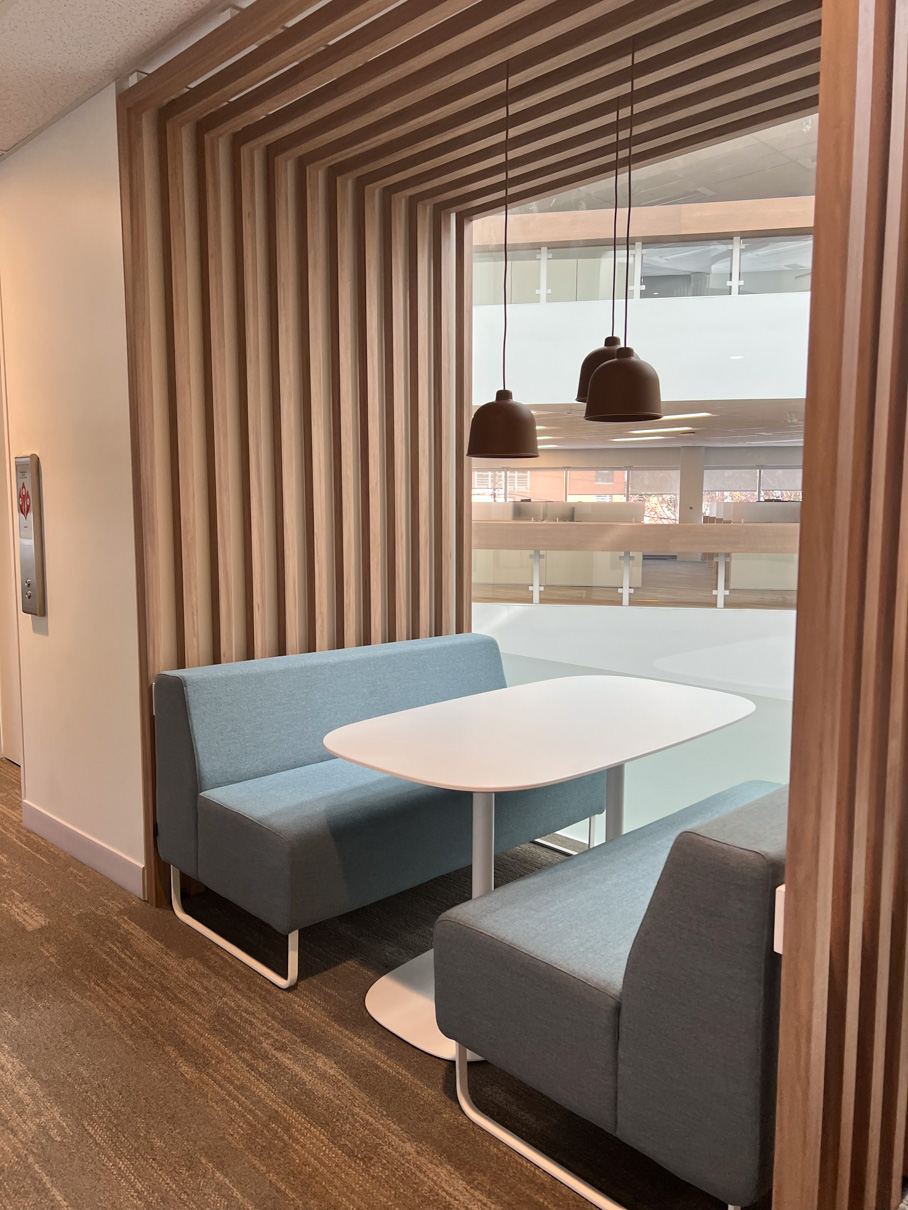 L’OIIO dispose d’une variété d’espaces de travail adaptés à différents styles de travail.