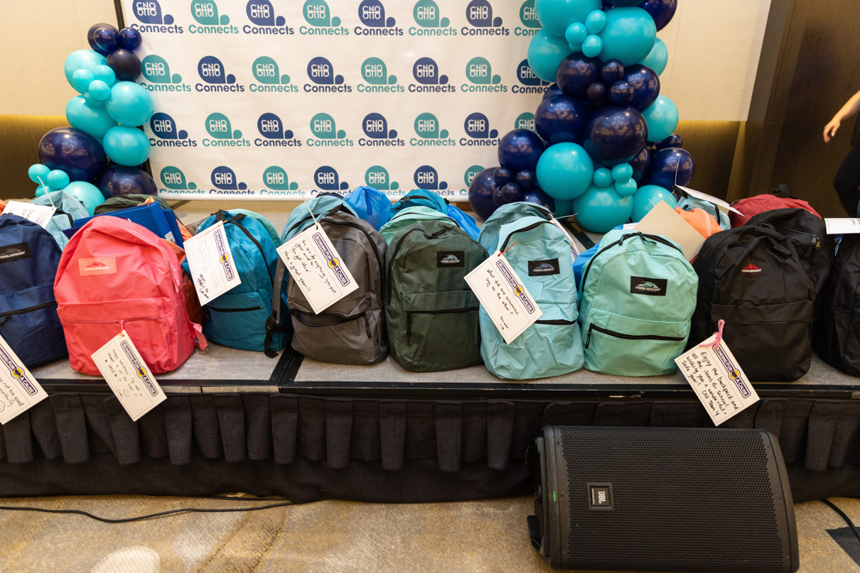 CNO Connects offre aux employés la possibilité de participer à des projets caritatifs, comme remplir des sacs à dos pour les enfants dans le besoin.