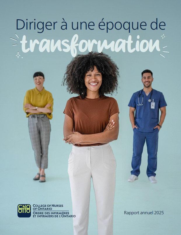 Couverture du rapport annuel 2025 de l’Ordre des infirmières et infirmiers de l’Ontario, intitulé Diriger à une époque de transformation. Une femme souriante [en tenue décontractée] se tient debout avec confiance au premier plan, les bras croisés, tandis que [une femme en tenue de bureau et un homme en tenue médicaux] se tiennent derrière elle.